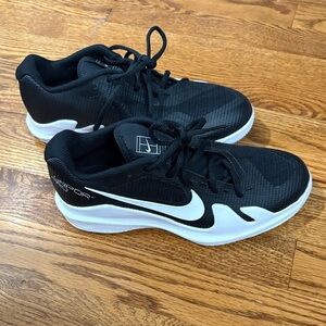 Nike Vapor Pro - youth 4.5 court tennis shoes